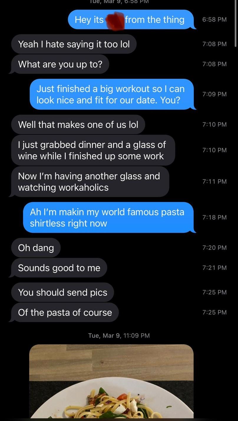 How To Tell If A Girl Likes You Over Text: 24 Signs (With Examples)